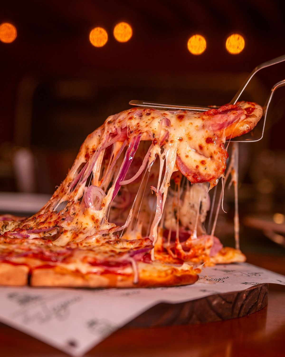 Pizza saindo do forno, com queijo derretendo