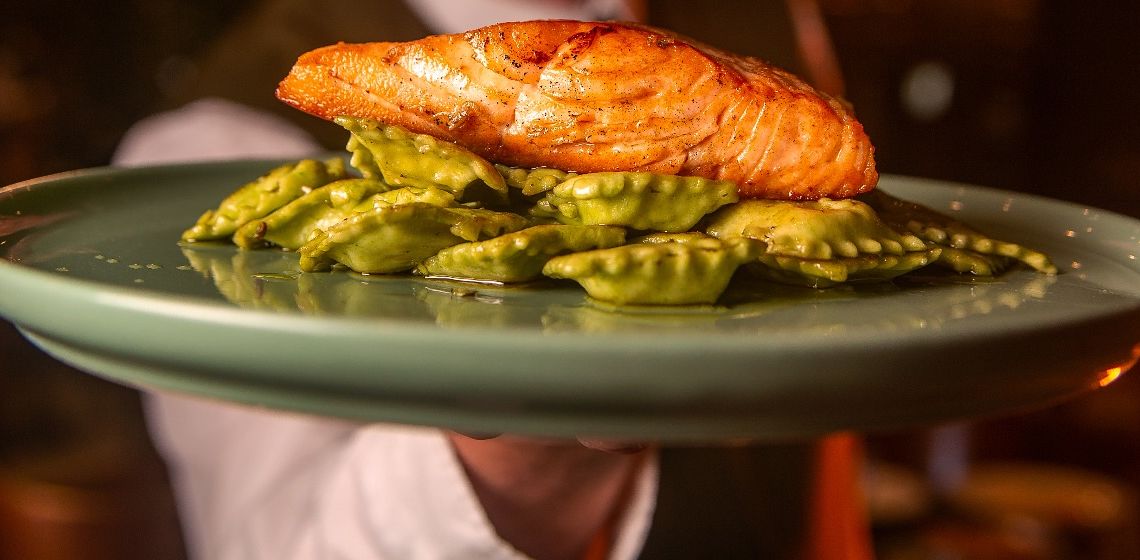 Salmão na manteiga de ervas com ravioli verde