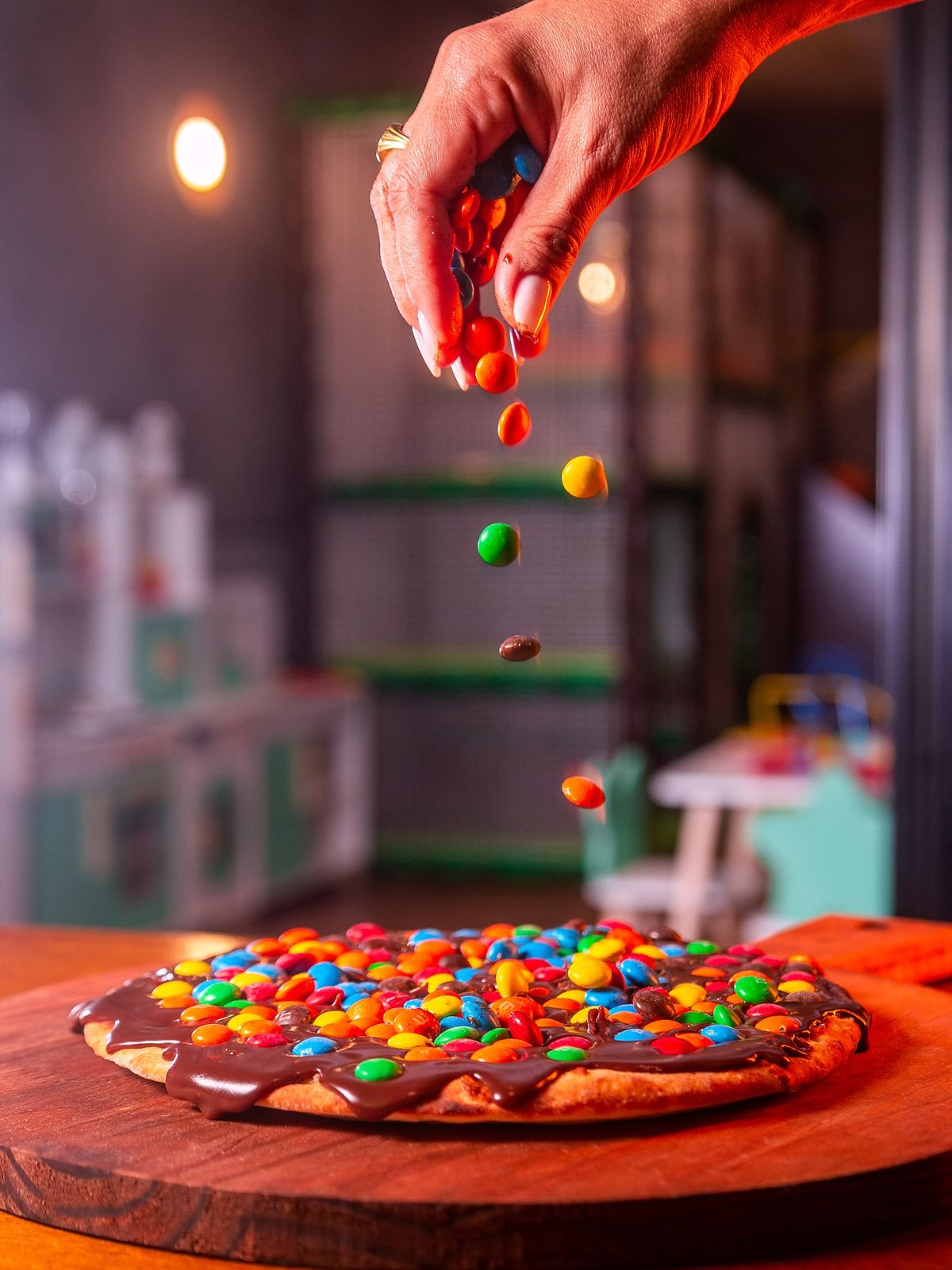 Pizza doce de chocolate com confeitos